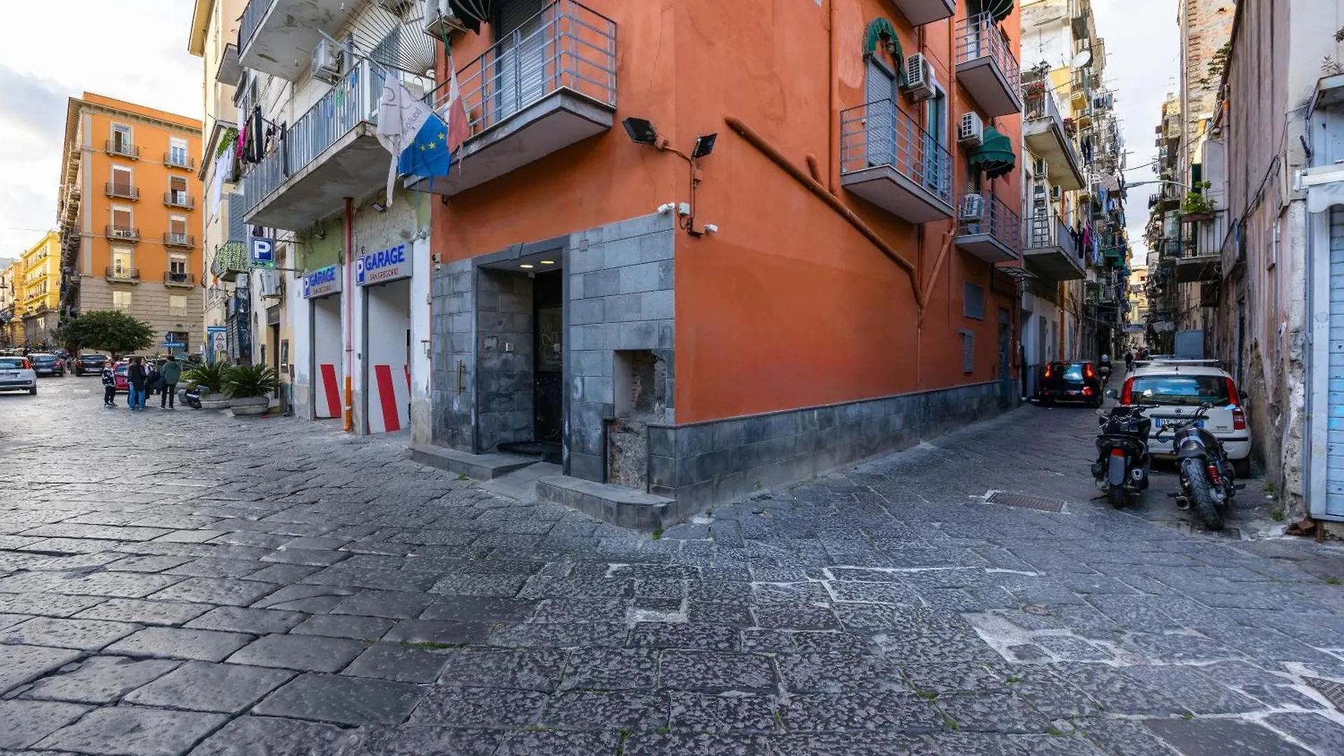 Revolutionary Apartment Near Duomo Station Naples