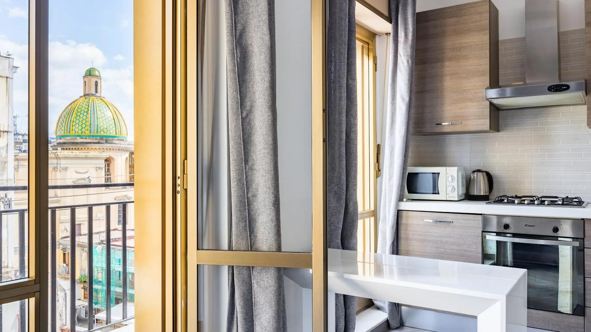 Revolutionary Apartment Near Duomo Station Naples