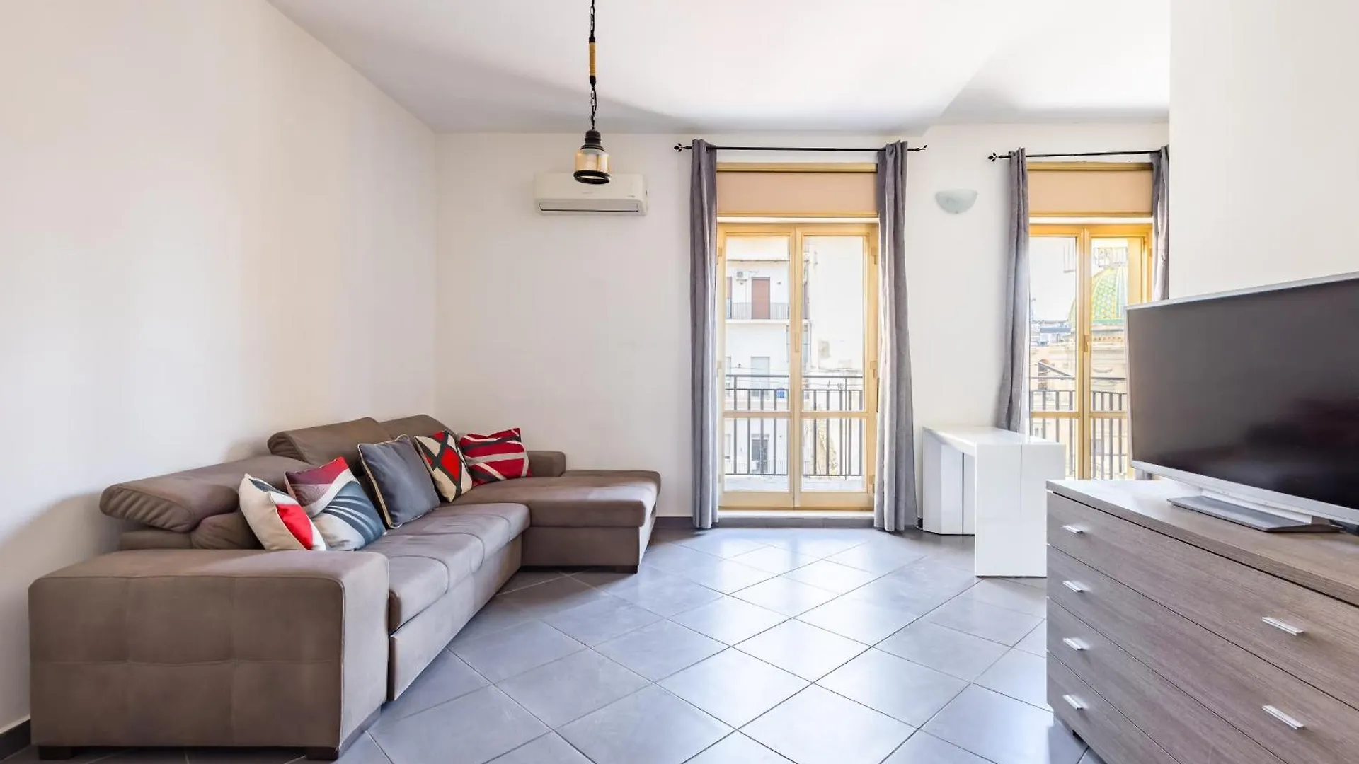 Revolutionary Apartment Near Duomo Station Neapel